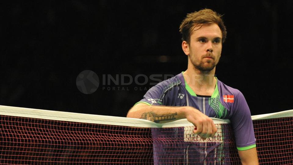 Tampak kesal, Jan O Jorgensen harus mengakui keunggulan Kento Momota.